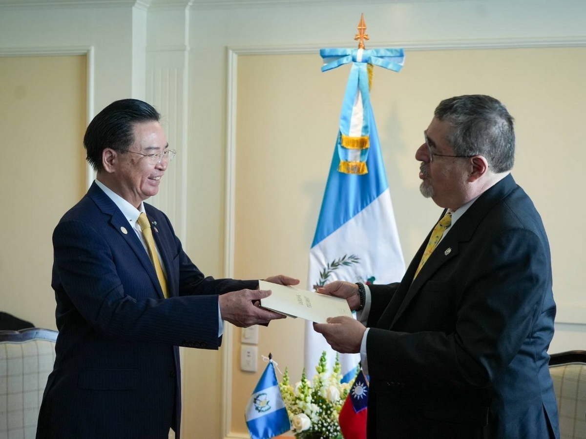 Ngoại trưởng Ngô Chiêu Nhiếp (trái) và Tổng thống Bernardo Arevala của Guatemala (phải). (Hình từ Bộ Ngoai giao)