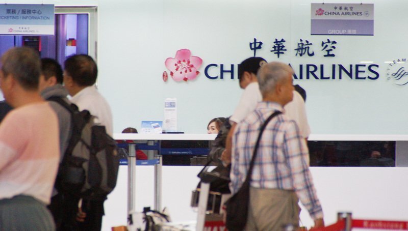 Kiểm tra cân nặng trước khi lên máy bay, hãng China Airlines cho biết, điều này không bắt buộc (ảnh: CNA)