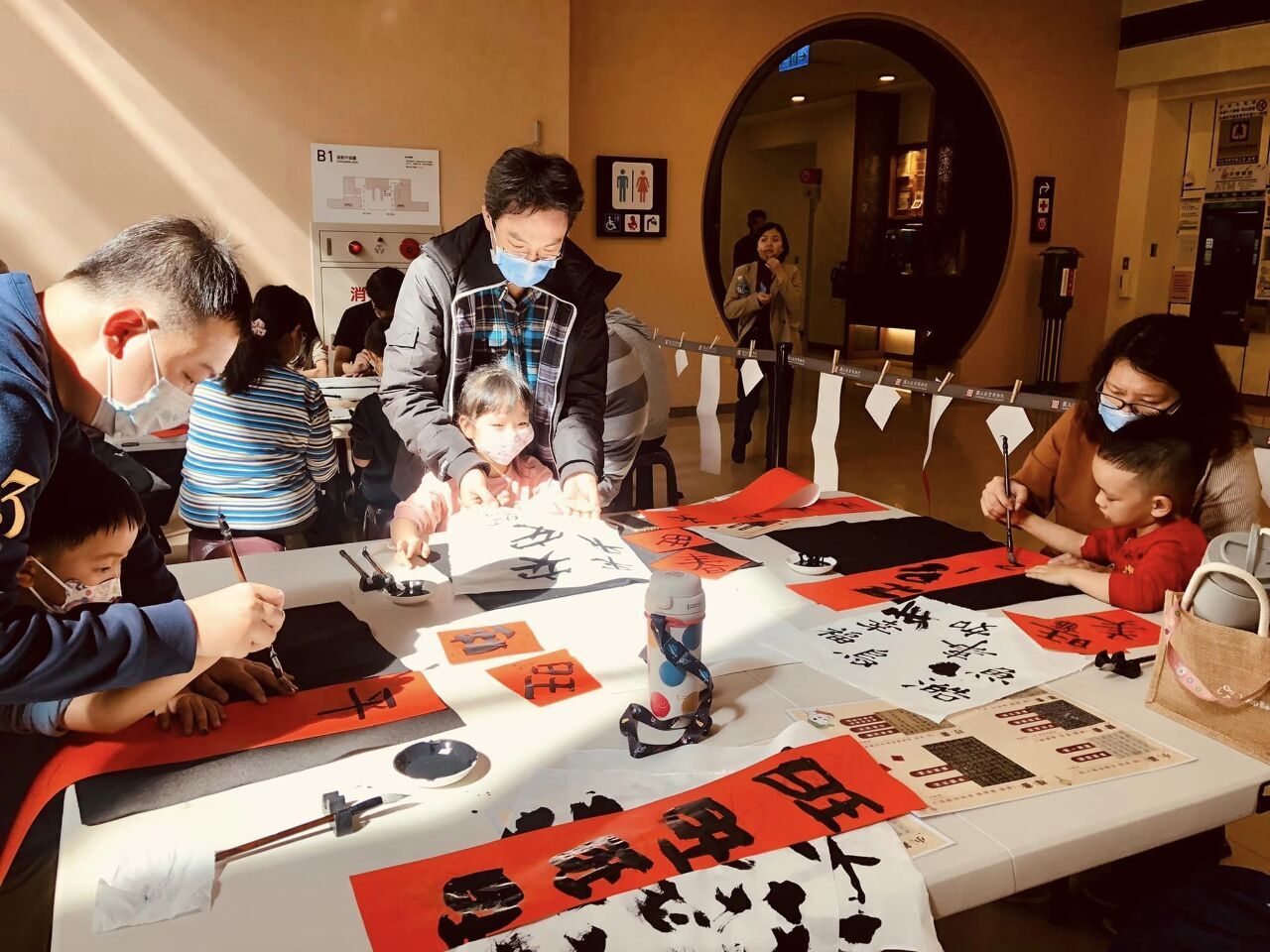 Bảo tàng Cố Cung tổ chức hoạt động viết thư pháp và tặng đối liễn nhân ngày Lập xuân. (Ảnh: CNA)