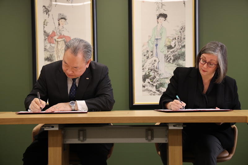 Ông Du Đại Lôi và bà Ingrid Larson ký kết bản ghi nhớ hợp tác giữa Đài Loan và Mỹ. (Ảnh do Văn phòng đại diện Đài Loan tại Mỹ cung cấp/ CNA)
