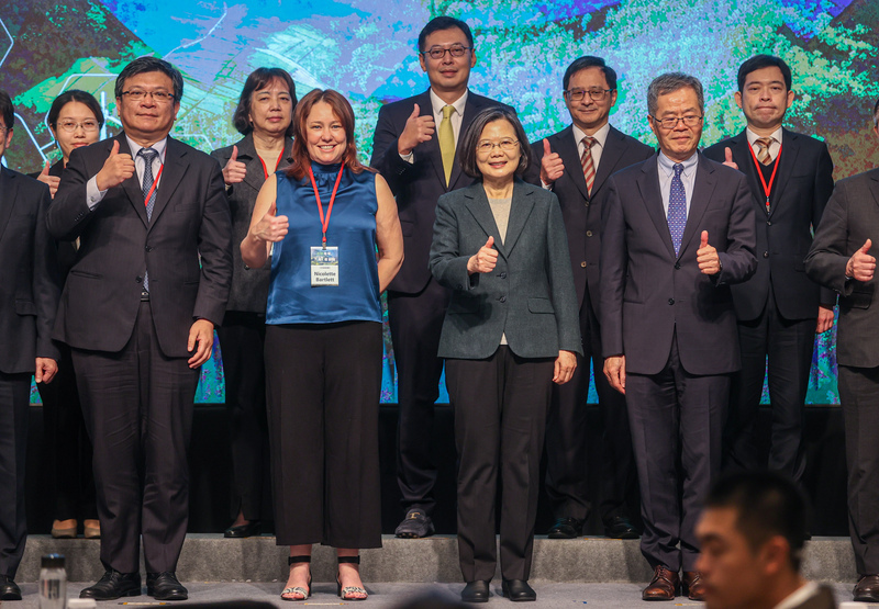 Ngày 18/3, tổng thống Thái Anh Văn (hàng đầu, thứ 3 từ trái qua) đi dự lễ khai mạc Hội nghị thượng đỉnh Đài Loan bền vững ESG.