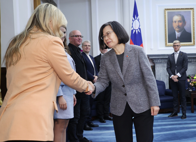 Tổng thống Thái Anh Văn (phía trước bên phải) đón tiếp Nhóm hữu nghị Đài Loan thuộc Quốc hội Estonia tại Phủ Tổng thống (Ảnh: CNA)
