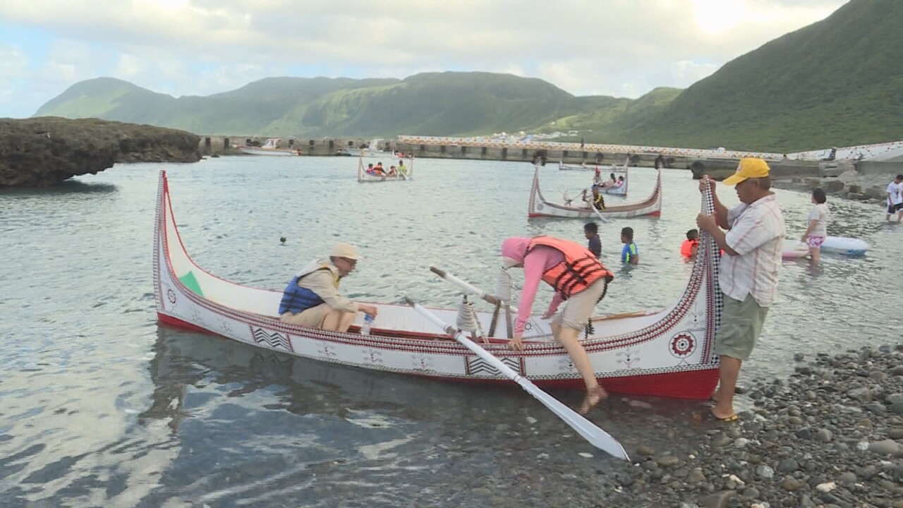 Từ tháng 3 đến tháng 6 hàng năm sẽ diễn ra Lễ hội cá chuồn ở đảo Lan Dữ thuộc huyện Đài Đông